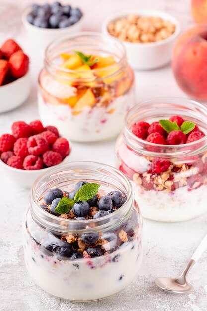 Gezond ontbijt Granola muesli yoghurt en fruit