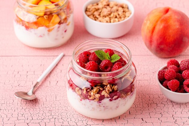 Gezond ontbijt Granola muesli yoghurt en fruit