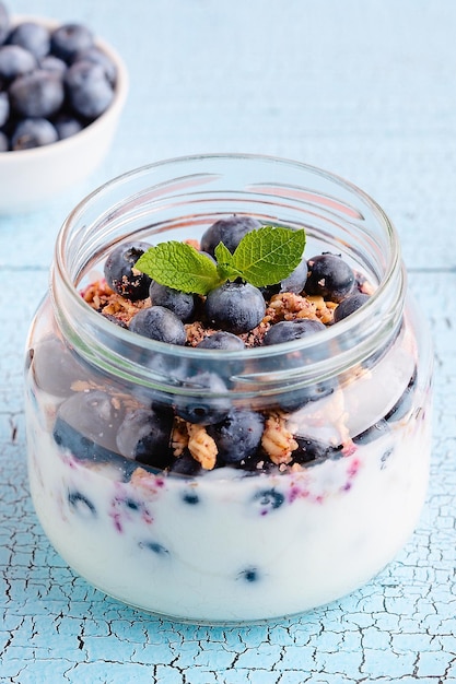 Gezond ontbijt Granola muesli yoghurt en fruit