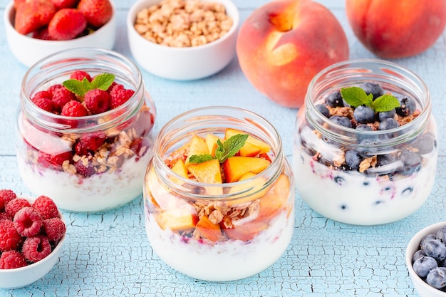 Gezond ontbijt Granola muesli yoghurt en fruit