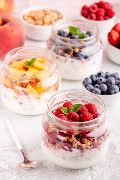 Gezond ontbijt Granola muesli yoghurt en fruit