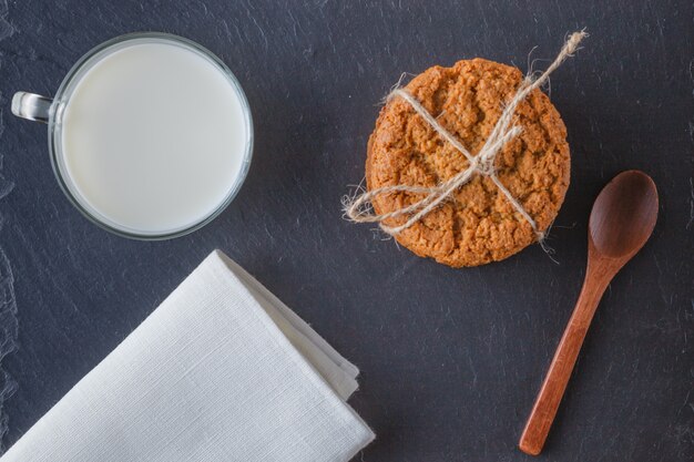 Gezond ontbijt. Haverkoekjes met melk