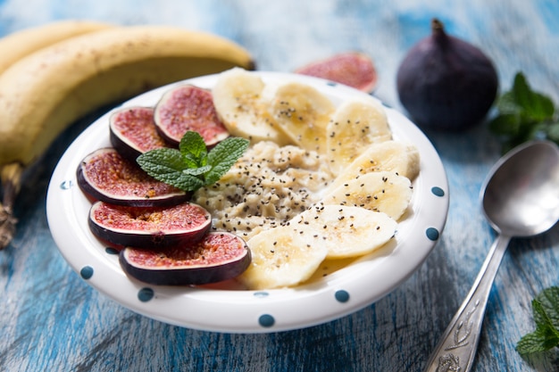 Gezond ontbijt: havermout met verse vijgen, bananen, kokosmelk en chiazaden