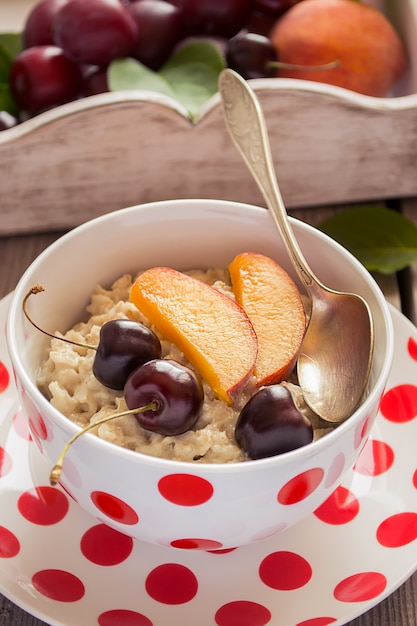 Gezond ontbijt. Havermoutpap met fruit.