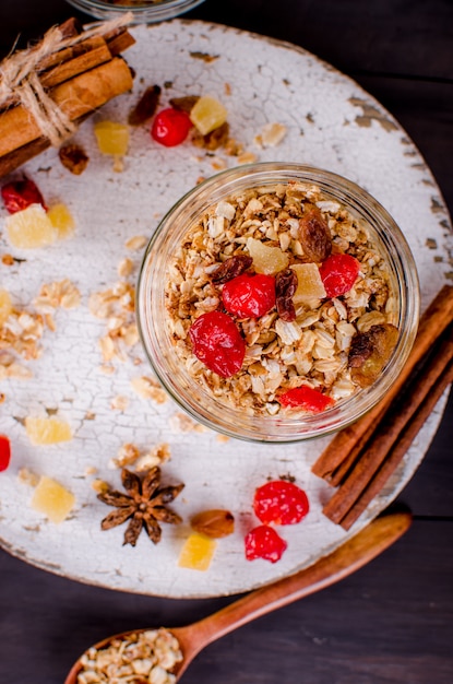 Gezond ontbijt instellen muesli in glazen pot