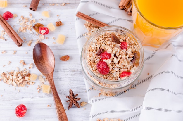 Gezond ontbijt instellen muesli in glazen pot