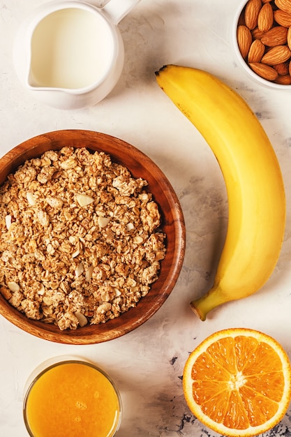 Gezond ontbijt - kom muesli, noten en fruit