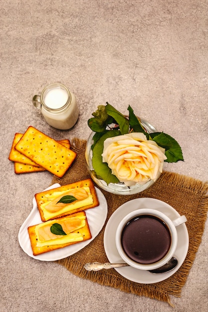 Gezond ontbijt. Kopje koffie (zwarte thee), melk, crackers met boter en zalm