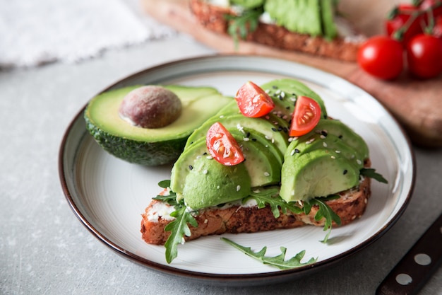 Gezond ontbijt met avocado en heerlijke wholewheat toast. gesneden avocado op toast brood met kruiden. Mexicaanse keuken