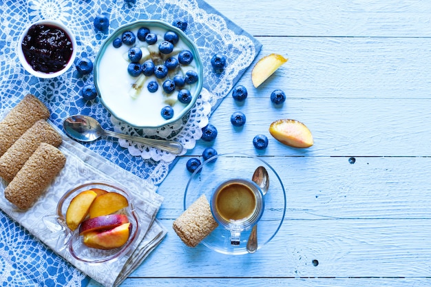 Gezond ontbijt met bosbessen en bananen yoghurt