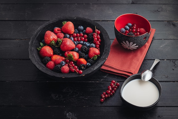 Gezond ontbijt met een mix van vers rauw bessenfruit