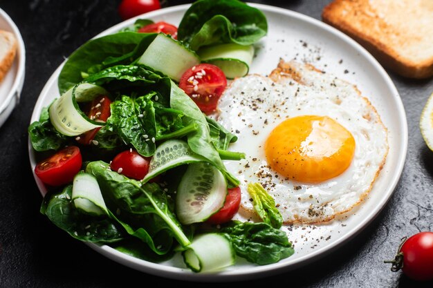 Gezond ontbijt met gebakken eieren en verse salade