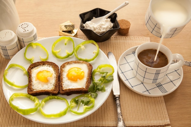 Gezond ontbijt met geroosterd brood en eieren