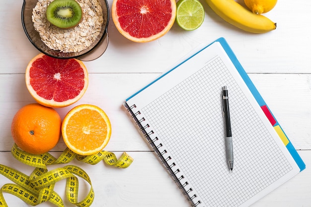 Gezond ontbijt met havermout vers fruit en notitieboekje op rustieke houten tafel