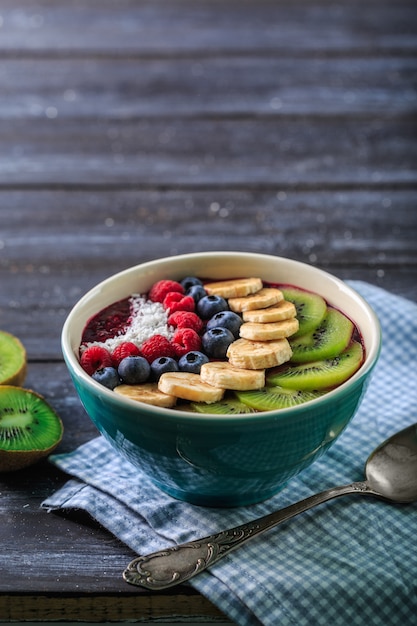 Gezond ontbijt met heerlijke acai smoothie in kom