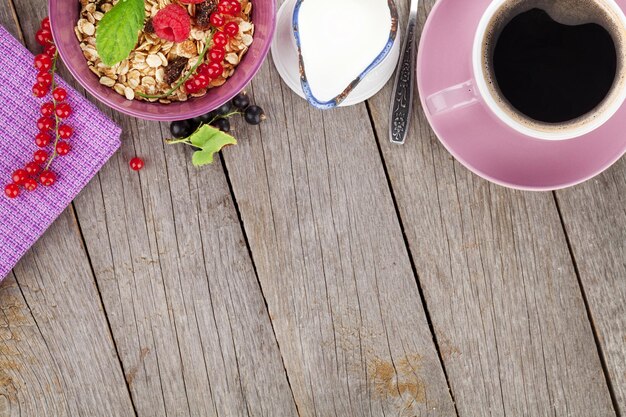 Gezond ontbijt met muesli en melk