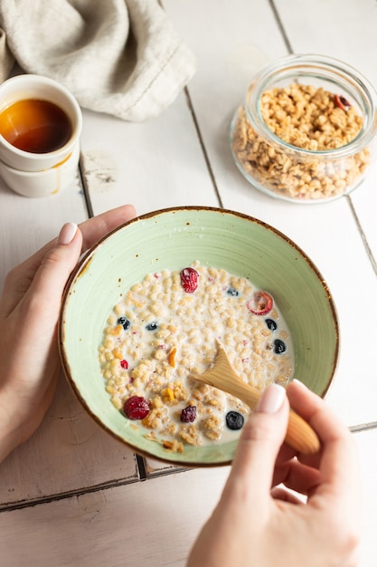 Gezond ontbijt met muesli met melk en fruit