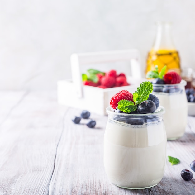 Gezond ontbijt met natuurlijke yoghurt en bessen