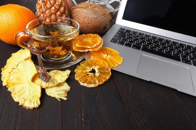 Gezond ontbijt met oranje fruit chips op houten tafel met kopie ruimte