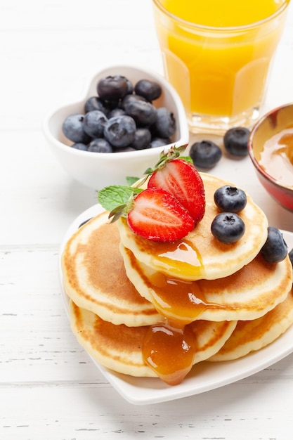 Gezond ontbijt met pannenkoeken en jus d'orange