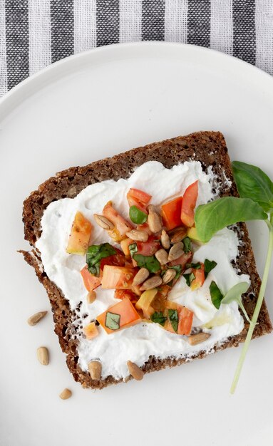 Foto gezond ontbijt met toast en groenten