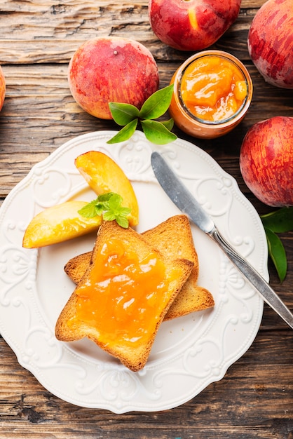 Gezond ontbijt met toast en perzik jam