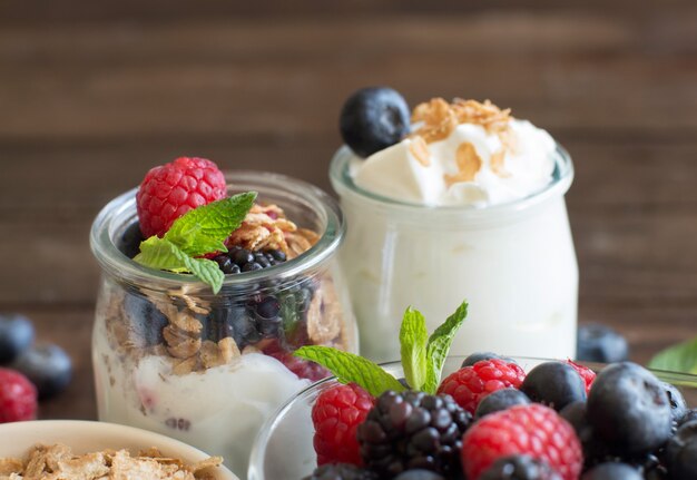 Gezond ontbijt met verse Griekse yoghurt, muesli en bessen close-up