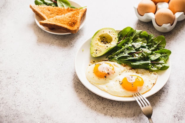 Gezond Ontbijt Met Volkoren Brood Toast Eieren Met Groene Salade Avocado Traditioneel Ontbijt