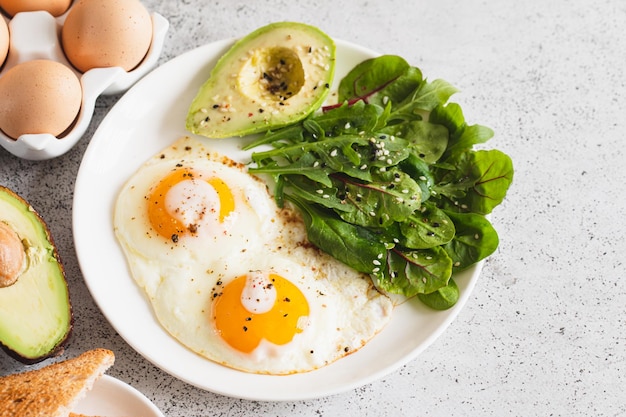 Gezond Ontbijt Met Volkoren Brood Toast Eieren Met Groene Salade Avocado Traditioneel Ontbijt