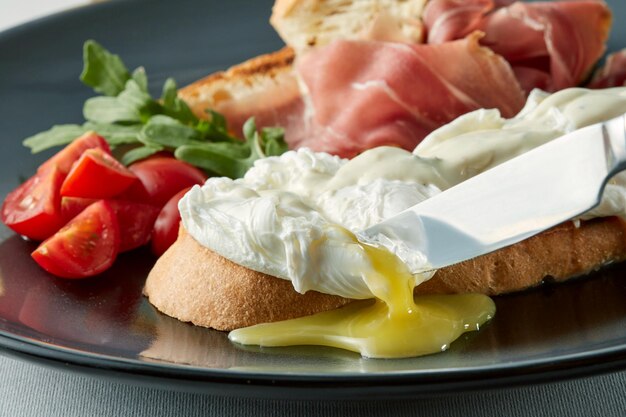 Gezond ontbijt met volkorenbrood, toast en gepocheerd ei