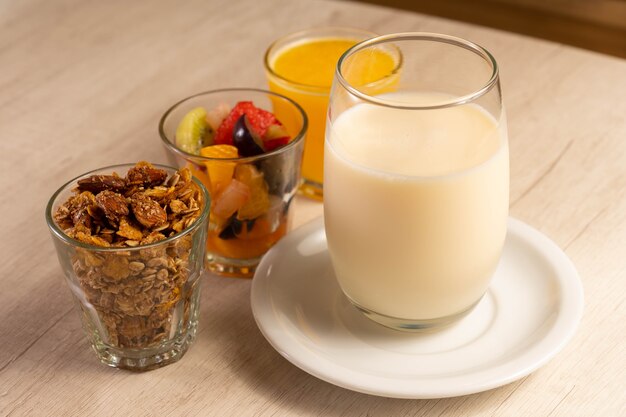 Gezond ontbijt met yoghurt, granola, fruit en jus d'orange.