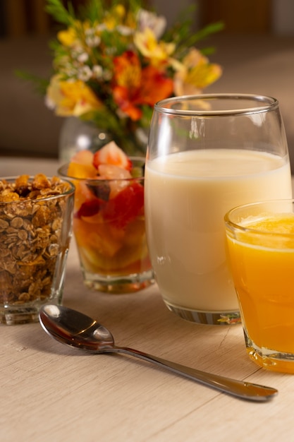 Gezond ontbijt met yoghurt, granola, fruit en jus d'orange.