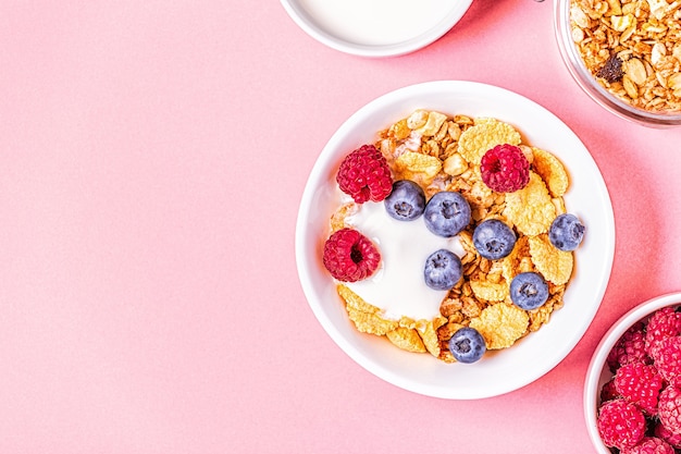 Gezond ontbijt, muesli, ontbijtgranen met fruit, bovenaanzicht.