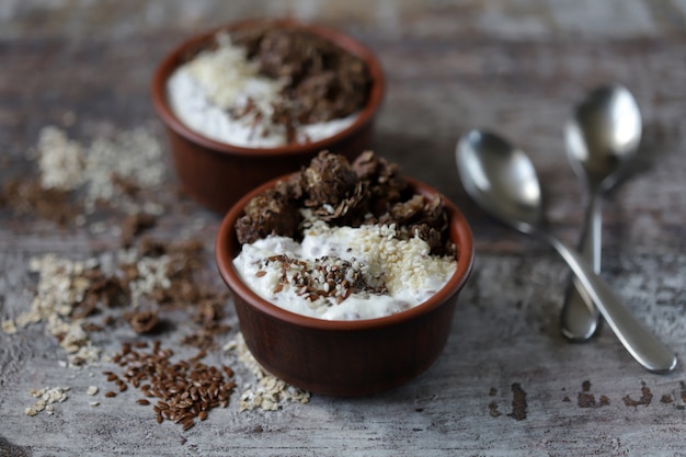 Gezond ontbijt of dessert met griekse yoghurt, chocoladegranola en zaden. keto dieet.