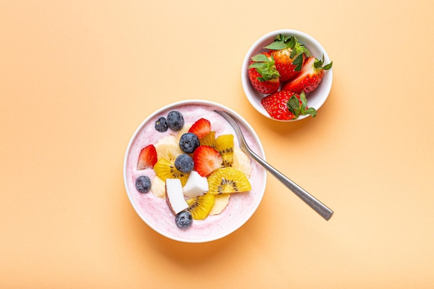 Gezond ontbijt of dessertyoghurtkom met verse banaan