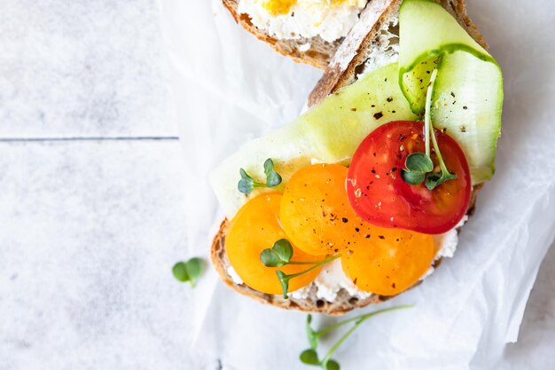 Gezond ontbijt of lunch met zuurdesembrood roomkaas groenten en roerei