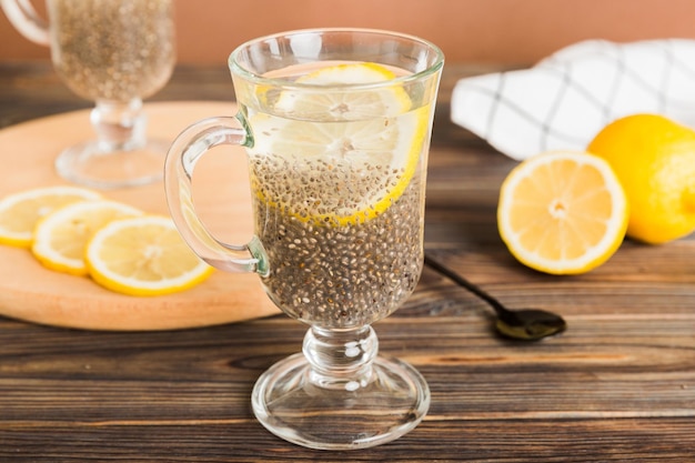 Foto gezond ontbijt of ochtend met chia zaden en citroen op tafel achtergrond vegetarisch voedsel dieet en gezondheidsconcept chia pudding met citroen