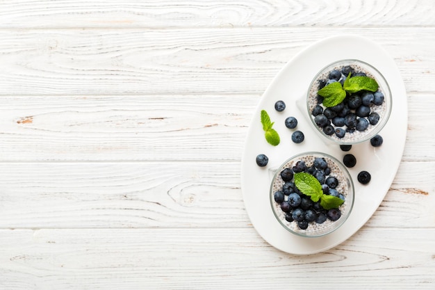 Gezond ontbijt of ochtend met chiazaden, vanillepudding en bosbessen op tafelachtergrond, vegetarisch eten, dieet en gezondheidsconcept Chiapudding met kokosmelk en bosbessen