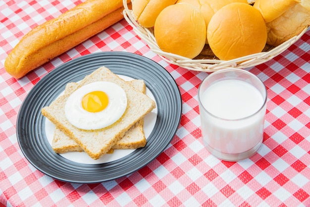 Gezond ontbijt op tafel