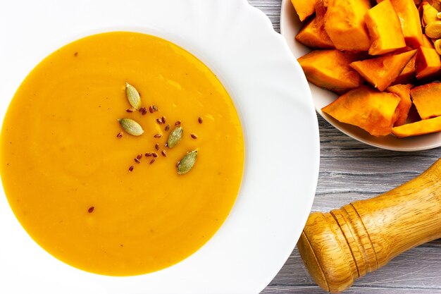 Foto gezond ontbijt pompoenroomsoep uitzicht van bovenaf