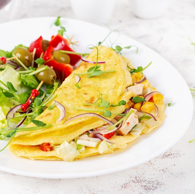 Foto gezond ontbijt quesadilla met omelet kip filet maïs en verse salade keto ketogene lunch