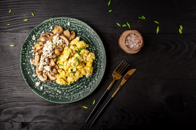 Gezond ontbijt roerei met champignons en kwark