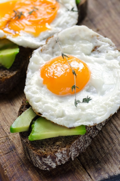 Gezond ontbijt. Sandwich met roggebrood, avocado en gebakken eieren