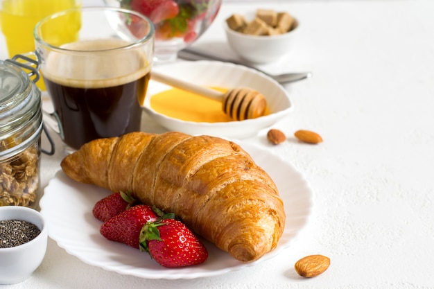 Gezond ontbijt set: croissant, bessen en koffie. Selectief