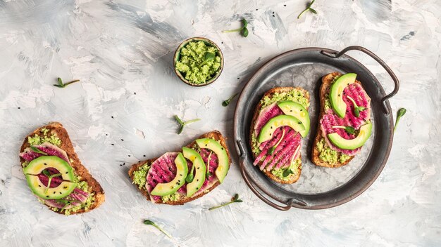 Gezond ontbijt toast van gesneden watermeloen radijs en avocado banner catering menu recept plaats voor tekst bovenaanzicht