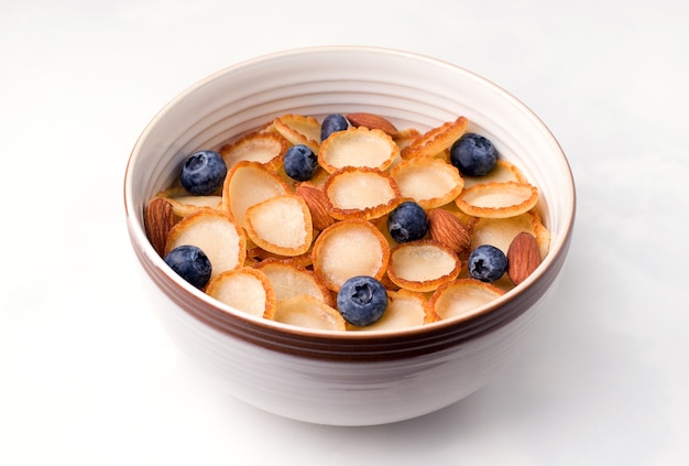 Gezond ontbijt van uiterst kleine pannenkoekgraangewas met bessen en noten