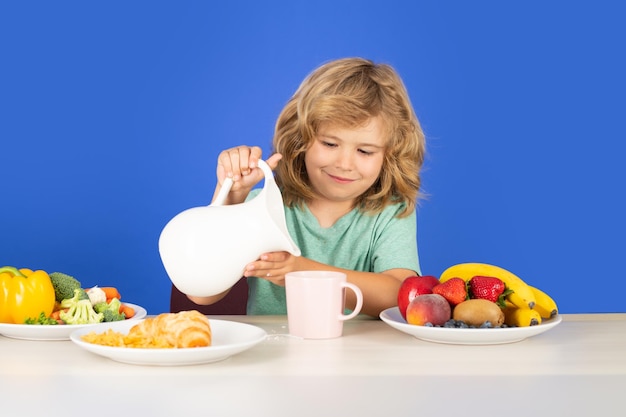 Gezond ontbijt voor kinderen, kind met zuivelmelk, vrolijk kind dat een gezond dieet houdt, voeding krijgt c