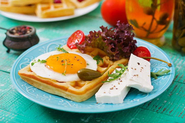 Gezond ontbijt - wafels, eieren, feta-kaas, tomaten en sla