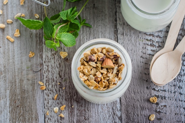 Gezond ontbijt. Zelfgemaakte havergranola met Griekse yoghurt en muntblaadjes