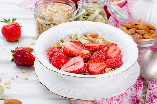 Gezond ontbijt zelfgemaakte muesli met verse aardbeien